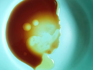 23、鲜肉云吞,碗中放入酱油、花椒油