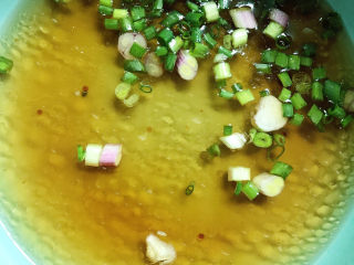 24、鲜肉云吞,小葱，加入少许高汤或中开水