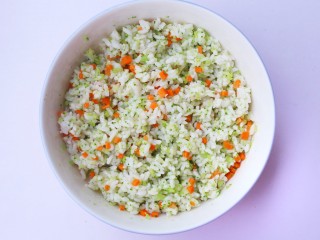 8、西兰花肉松芝士饭团,拌匀。