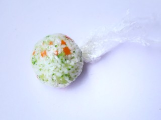 12、西兰花肉松芝士饭团,用保鲜膜裹紧定形。