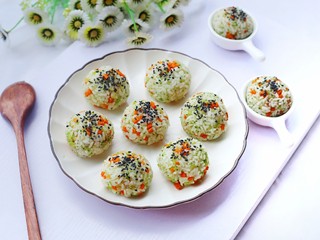 17、西兰花肉松芝士饭团,成品。