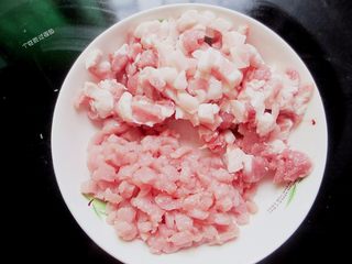 2、香菇卤肉饭,准备好食材，五花肉切丁，肥瘦分开放