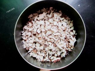 10、香菇卤肉饭,放入香菇丁翻炒