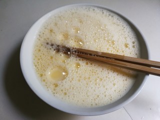5、蒸鸡蛋羹,打散均匀