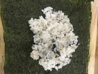 1、紫菜包饭,下面铺一层保鲜膜，????加醋