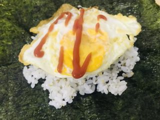 2、紫菜包饭,放????+番茄酱