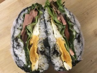 6、紫菜包饭,对半切开