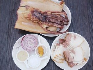 1、超鲜美的鱿鱼炖五花肉汤,准备材料:鱿鱼500g,五花肉400g,洋葱100g,生姜10g,胡椒粉10g。