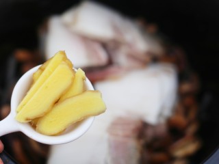 6、超鲜美的鱿鱼炖五花肉汤,姜片。