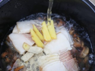 9、超鲜美的鱿鱼炖五花肉汤,倒入没过食材的水,按下炖汤键。