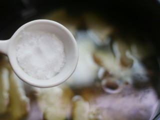 10、超鲜美的鱿鱼炖五花肉汤,出锅前加盐。