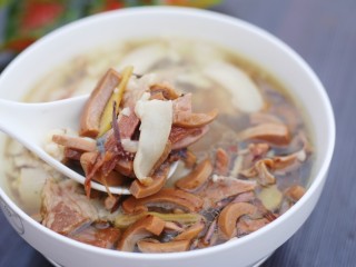 14、超鲜美的鱿鱼炖五花肉汤,一连喝了五碗。