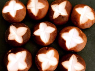 5、孜然烤香菇,把香菇顶部切成花刀，好看又入味