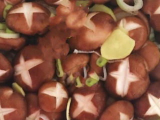 8、孜然烤香菇,调匀后腌制20分钟