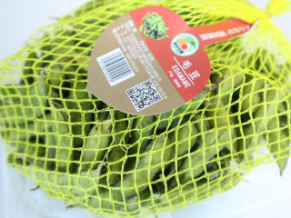 1、毛豆炒鸡丁,准备好一袋毛豆。