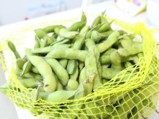 2、毛豆炒鸡丁,把新鲜毛豆剥壳。