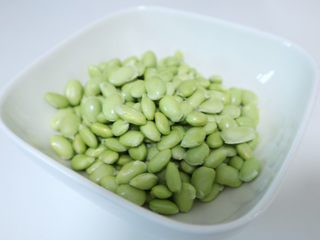 3、毛豆炒鸡丁,剥壳的毛豆是这样子的。