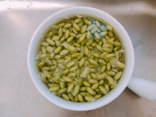 4、毛豆炒鸡丁,再用清水冲洗一下毛豆。