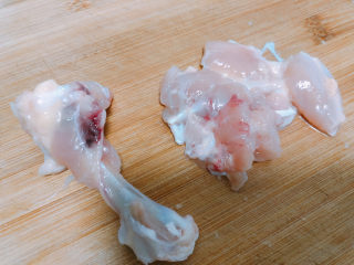 6、毛豆炒鸡丁,鸡翅根去骨。