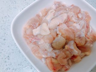 7、毛豆炒鸡丁,去骨之后的鸡肉切成小块。