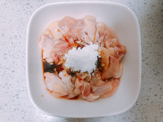 8、毛豆炒鸡丁,鸡肉加入生粉，生抽料酒白胡椒粉进行腌制。