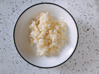 9、毛豆炒鸡丁,大蒜切成末备用。