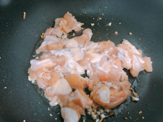 11、毛豆炒鸡丁,加入鸡肉，两面翻炒。