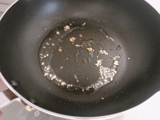 10、毛豆炒鸡丁,锅内热油放入蒜末爆香。