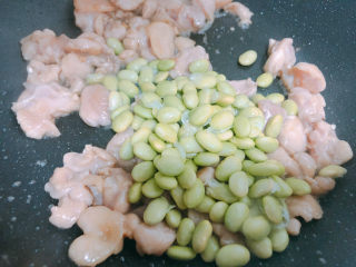 12、毛豆炒鸡丁,加入毛豆。