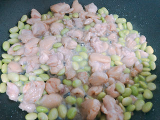 13、毛豆炒鸡丁,毛豆和鸡肉一起煎，煎至鸡肉变得金黄。