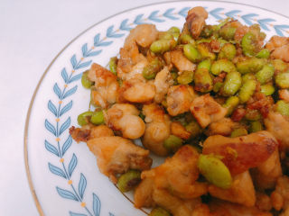 14、毛豆炒鸡丁,我煎的比较久，鸡肉吃起来有点像脆皮鸡的感觉。