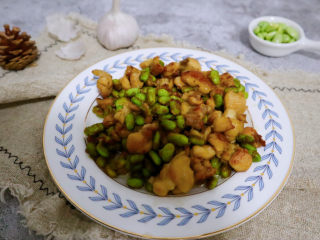 15、毛豆炒鸡丁,准备好米饭就可以开动了。