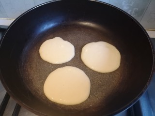 7、酸奶小松饼,用小勺舀面糊做成饼的形状。