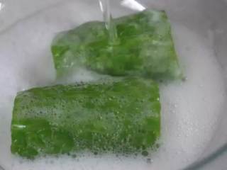 3、苦瓜配香蕉太神奇了,不爱吃苦瓜的也会爱上哦！,倒入雪碧，浸泡20分钟