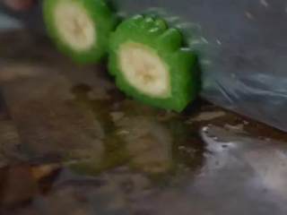 4、苦瓜配香蕉太神奇了,不爱吃苦瓜的也会爱上哦！,再将香蕉塞入苦瓜中，切成片