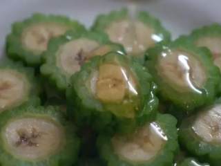 5、苦瓜配香蕉太神奇了,不爱吃苦瓜的也会爱上哦！,淋上蜂蜜即可