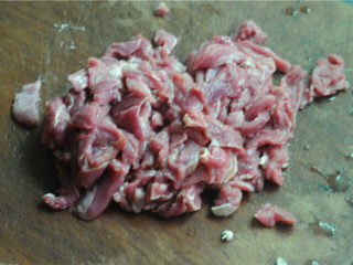 1、孜然羊肉,羊肉先用温水泡半小时,然后洗净切粗丝