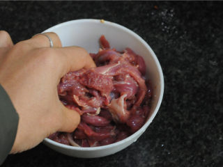 4、孜然羊肉,然后放入孜然颗粒,腌制10分钟