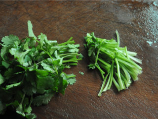 5、孜然羊肉,香菜洗干净,切段