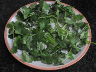 6、孜然羊肉,香菜干铺在盘子中间,叶子铺在四周备用