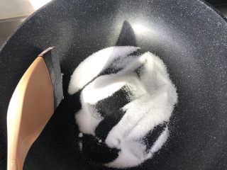1、珍珠奶茶,干锅烧热，小火翻炒白糖