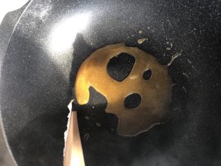 2、珍珠奶茶,炒至全部溶化成焦糖色