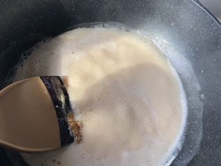 3、珍珠奶茶,加入牛奶，焦糖遇冷成块不要紧，随着温度升高会再化开