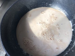 4、珍珠奶茶,熬至牛奶表面成膜加入红茶，加入适量清水大火烧开转小火慢慢煮。（可根据个人口味决定煮多久，煮的时间越久茶味越浓）我是煮到图中奶茶的颜色后关火