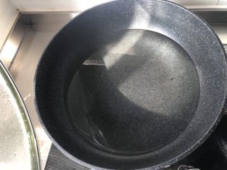 6、珍珠奶茶,锅中加足量的水烧开