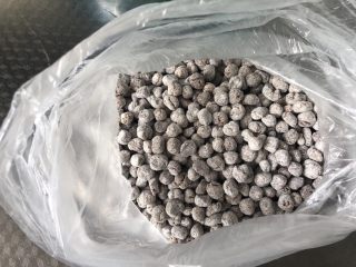 7、珍珠奶茶,珍珠是我自己做的，放在冷冻里随时用。红糖、黑巧克力加少许水烧至溶化关火，趁热加入木薯粉揉成面团后搓成小球，撒层薄薄的木薯粉防粘连冷冻即可。