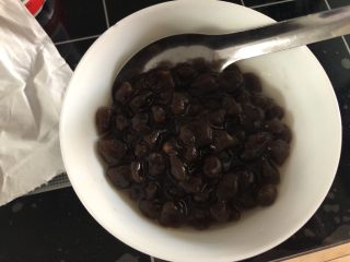 11、珍珠奶茶,过凉的珍珠控干水后放到碗里加一勺蜂蜜拌匀