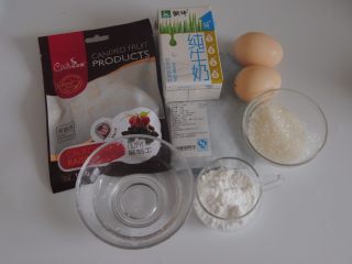 1、草莓加州葡萄干布丁,准备好食材