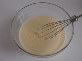 2、草莓加州葡萄干布丁,牛奶加入糖粉混合均匀