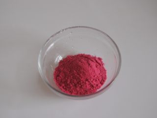 3、草莓加州葡萄干布丁, 准备好草莓粉，加入2勺开水，用打蛋器拌匀